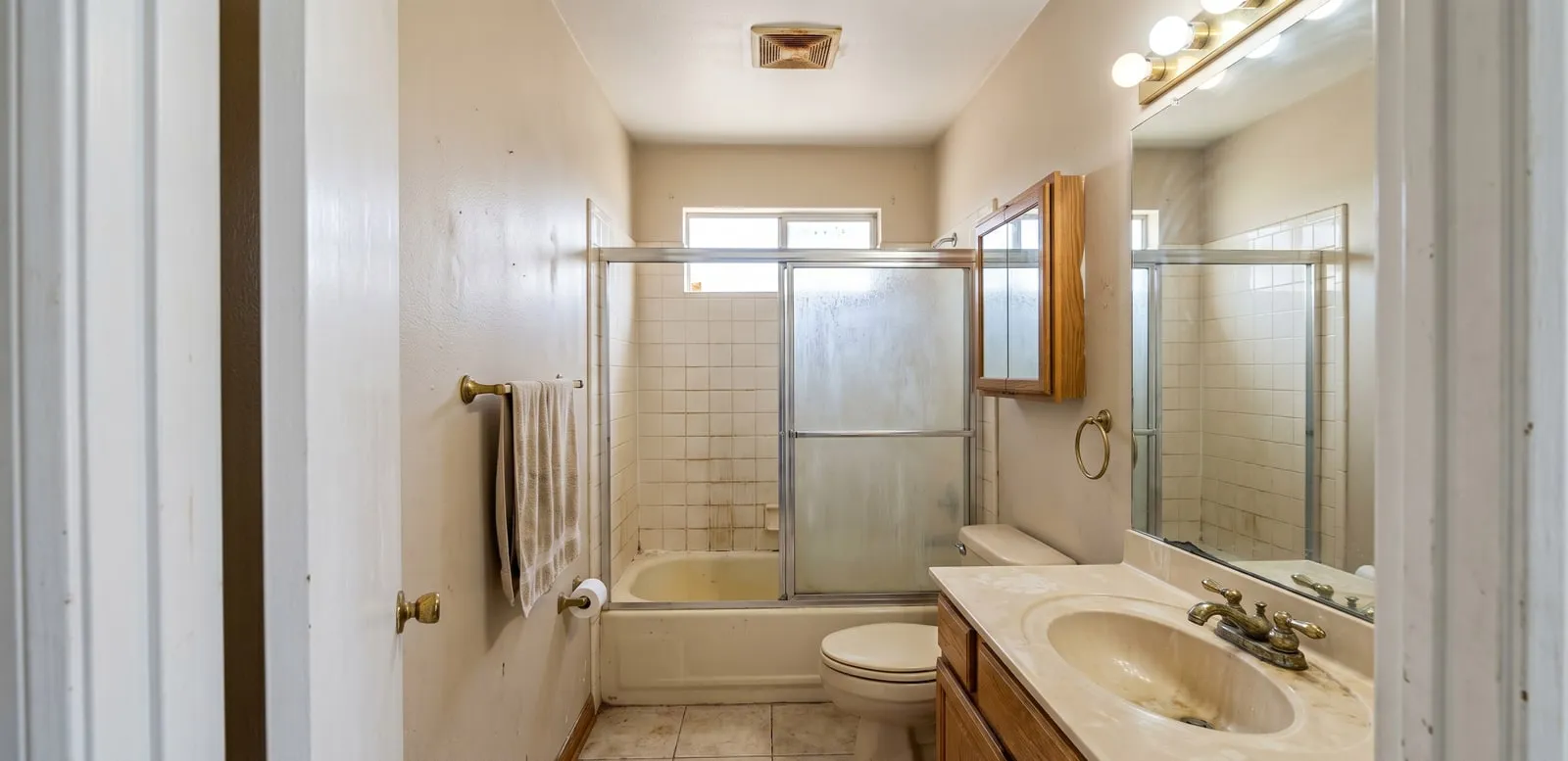 Cramped guest bathroom before the remodel